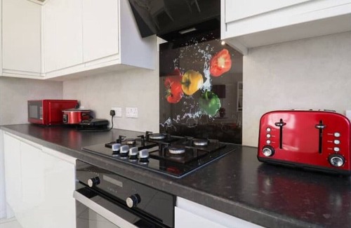 Deptford House | Newly Refurbished London House with Garden, Parking and 2 Bathrooms