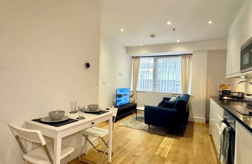Fairfield Apartment | Newly Refurbished Luxurious Modern Apartment in Central Croydon