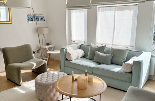 Holland Park Apartment | Newly Refurbished Luxury 3 Story Apartment with Terrace and Private Entrance