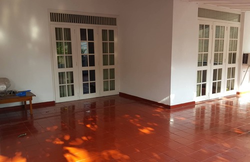 Sri Jayawardenepura Kotte Villa | Newly refurbished luxury Lodge in a calm tree-lined, upper-class neighborhood