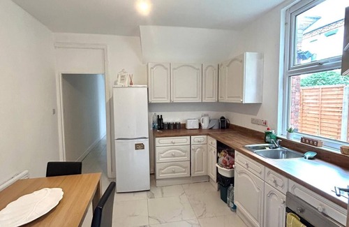 Nottingham House | Newly Refurbished Spacious and Bright House.7 min Drive to Nottingham Centre