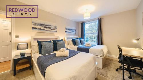 Rushmoor District Apartment | Newly Refurbished Spacious Serviced Apartment for Contractors and Families, FREE WiFi & Netflix by REDWOOD STAYS