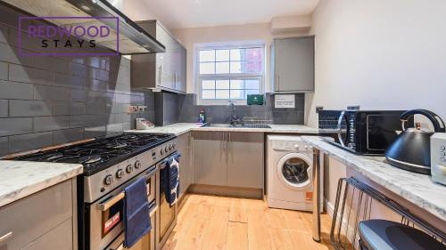 Rushmoor District Apartment | Newly Refurbished Spacious Serviced Apartment for Contractors and Families, FREE WiFi & Netflix by REDWOOD STAYS