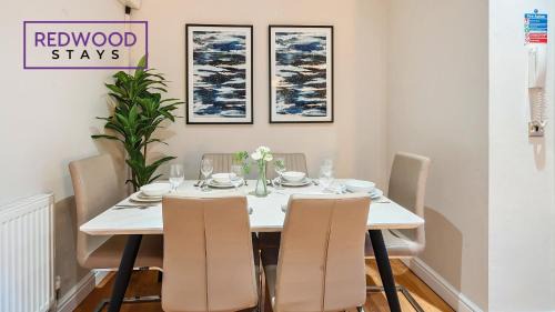 Rushmoor District Apartment | Newly Refurbished Spacious Serviced Apartment for Contractors and Families, FREE WiFi & Netflix by REDWOOD STAYS