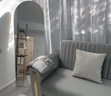 St. George's Apartment | Newly Refurbished - Stylish - Modern - And Cosy Flat - King Size Bed with Built In Speakers - Bedside Lamp - And USB Ports - Sofa Bed - In Islington North London