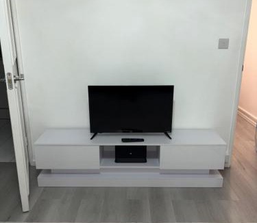 St. George's Apartment | Newly Refurbished - Stylish - Modern - And Cosy Flat - King Size Bed with Built In Speakers - Bedside Lamp - And USB Ports - Sofa Bed - In Islington North London