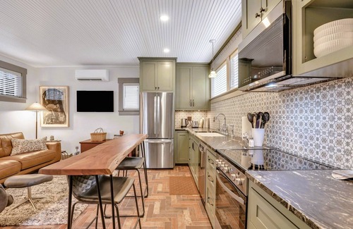 Midtown Cottage | Newly refurbished two story carriage house in vibrant Thomas Square District
