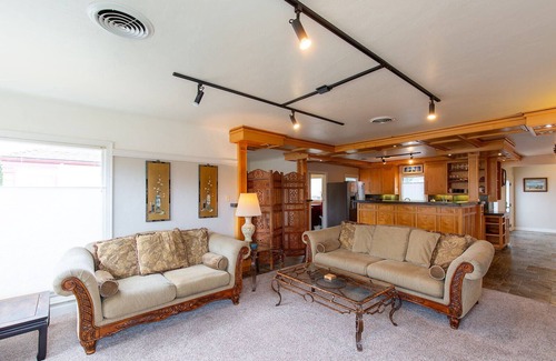 Eureka House | 🏡 Newly Relisted! Henderson Haven- In the Heart of Eureka, Spacious, Deck/BBQ!