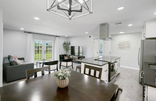 South Side House | Newly REMDL Family friendly King bed 3BR w/4Smart TV.