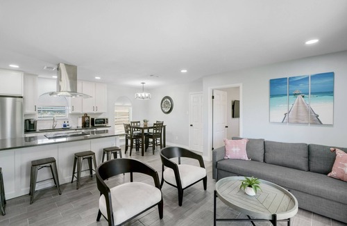 South Side House | Newly REMDL Family friendly King bed 3BR w/4Smart TV.