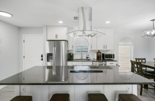 South Side House | Newly REMDL Family friendly King bed 3BR w/4Smart TV.