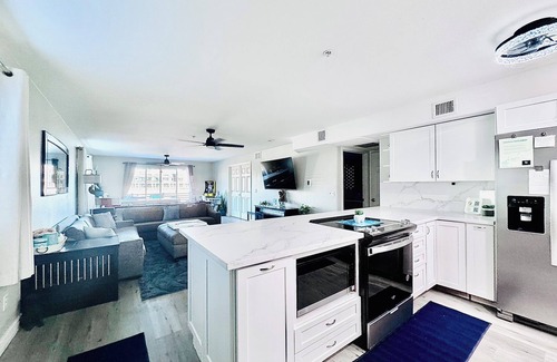 Lake Havasu City Condo | NEWLY REMODELED! 2bd, 2bath @Kingsview w.Beachfront View on the Channel