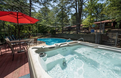 Branson Condo | Newly remodeled-1 Mile to SDC.Resort hot tub open!