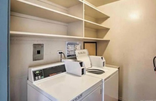 McCully - Moiliili Apartment | NEWLY Remodeled 2 BDRM Queen