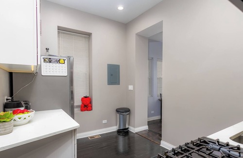 Ducktown Apartment | NEWLY REMODELED 2 bedroom, 10 min to downtown! McKinley park!