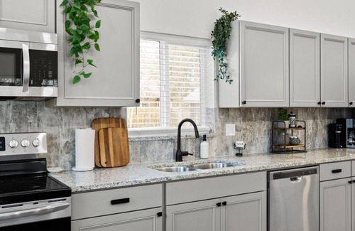 Veterans Park House | Newly Remodeled- 2 Bedroom- Large Yard