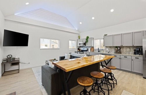 Veterans Park House | Newly Remodeled- 2 Bedroom- Large Yard