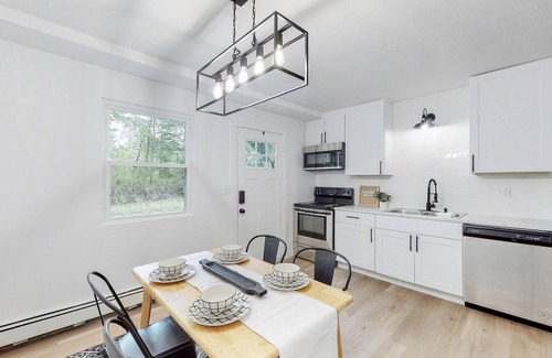 North Canton Apartment | Newly Remodeled 2 BR Apartment in Green Near CAK