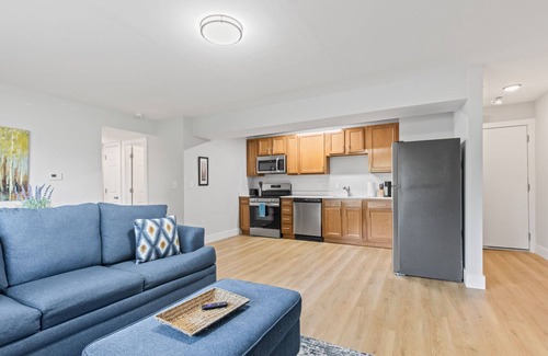 Lawrence Apartment | Newly Remodeled 2BR/1BA Apt w/Gated Parking Lot