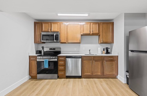 Lawrence Apartment | Newly Remodeled 2BR/1BA Apt w/Gated Parking Lot