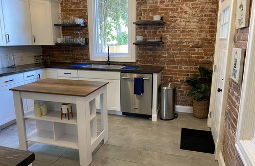 St. Louis House | Newly Remodeled 3 Bedroom - Off Street Parking