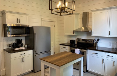 St. Louis House | Newly Remodeled 3 Bedroom - Off Street Parking