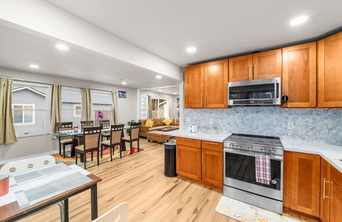 Bryn Mawr-Skyway House | Newly Remodeled 3 King Beds Home - 18 Mins to Airport and DT