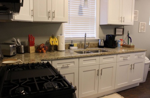 Hermosa Apartment | Newly remodeled 3BR APT w/prkng, near public transportation, highways, & shops