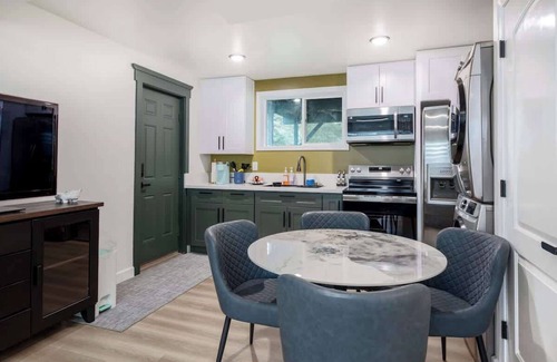 Renton House | Newly Remodeled 4b2b Designer Home – Luxury Stay!
