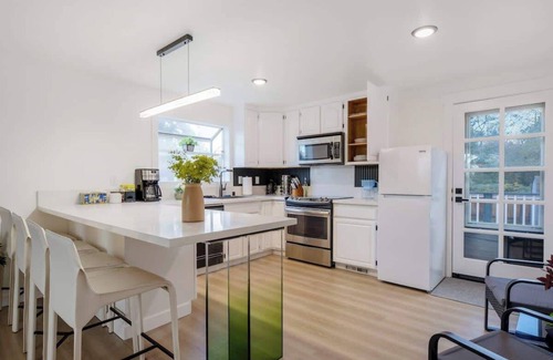 Renton House | Newly Remodeled 4b2b Designer Home – Luxury Stay!
