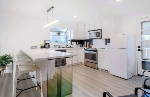Renton House | Newly Remodeled 4b2b Designer Home – Luxury Stay!