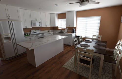 East Grove House | Newly remodeled 7bedroom 3bathroom house