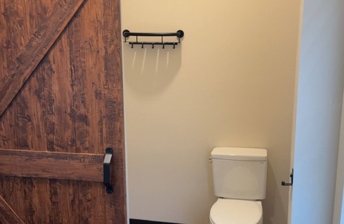 Mattoon Hotel | Newly Remodeled! - A4 Queen Rm Private Bathroom, Shared Shower (Lockable)