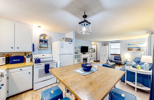 North Eastham House | Newly remodeled bayside cottage with screened patio - short drive to the water