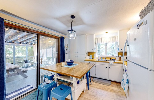 North Eastham House | Newly remodeled bayside cottage with screened patio - short drive to the water