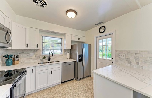 Laurel House | Newly Remodeled Beach Home, only1 mile to Nokomis Beach!