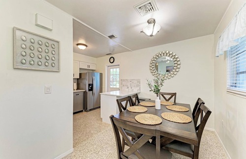 Laurel House | Newly Remodeled Beach Home, only1 mile to Nokomis Beach!