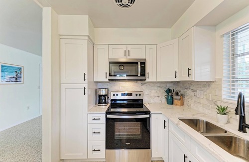 Laurel House | Newly Remodeled Beach Home, only1 mile to Nokomis Beach!