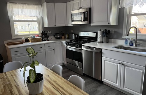Ottawa House | Newly Remodeled Bungalow near Starved Rock