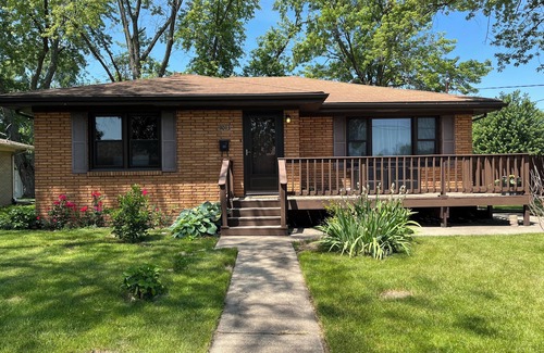 Ottawa House | Newly Remodeled Bungalow near Starved Rock