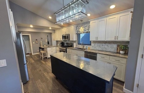 Clear Lake House | Newly remodeled Clean Spacious 5-bedroom House with AC, WiFi,