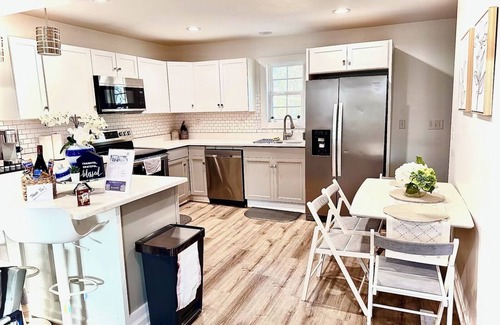 Toddville Road House | Newly Remodeled Clean Modern Home Near Uptown CLT, Airport & More!