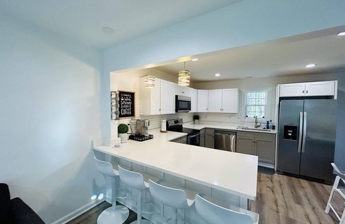 Toddville Road House | Newly Remodeled Clean Modern Home Near Uptown CLT, Airport & More!