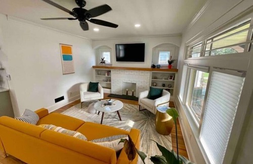 Kamm's Corners Apartment | Newly remodeled | Close to airport | 3br, 1 ba