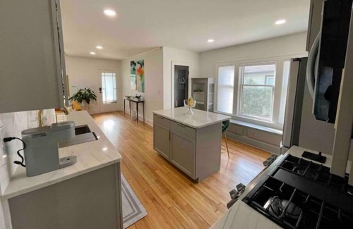 Kamm's Corners Apartment | Newly remodeled | Close to airport | 3br, 1 ba