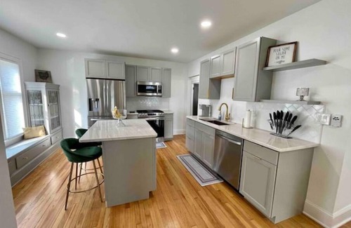 Kamm's Corners Apartment | Newly remodeled | Close to airport | 3br, 1 ba