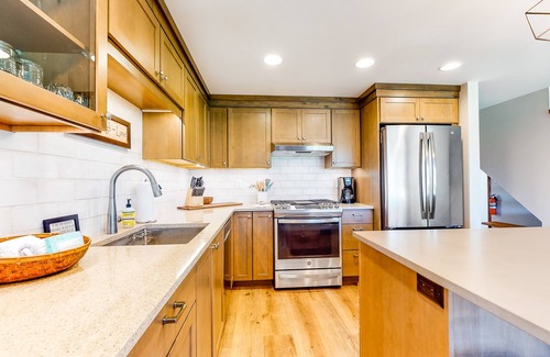 Overlook Park Condo | Newly remodeled condo on golf course with hot tub, bikes, SHARC Passes - Dog OK
