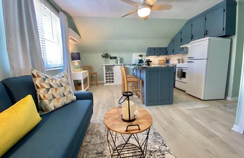 Crisfield Apartment | NEWLY REMODELED COZY APARTMENT with WATER VIEWS & AMAZING SUNSETS in CRISFIELD!