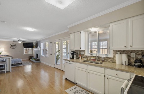 Pineville House | Newly remodeled! Family friendly. Near lake & park