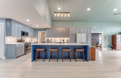 Tool House | Newly remodeled family friendly lakefront retreat